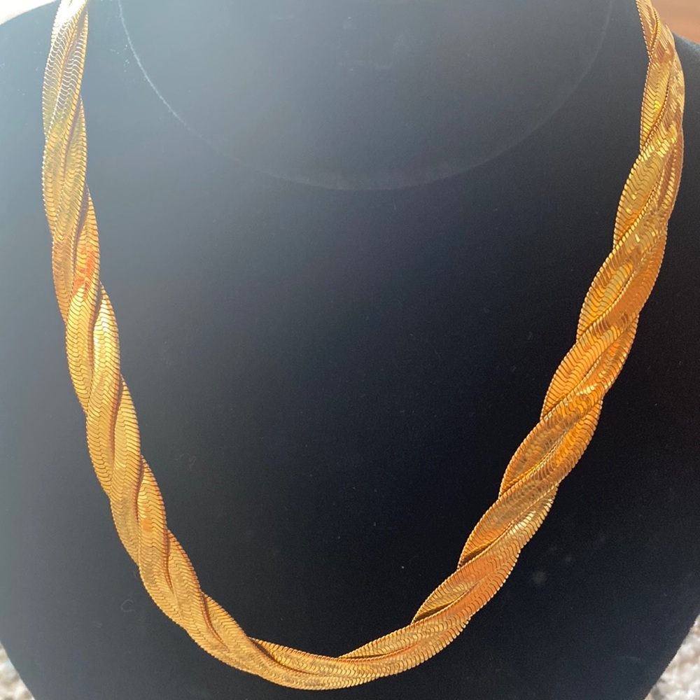 Avon Twist necklace for woman Vintage
